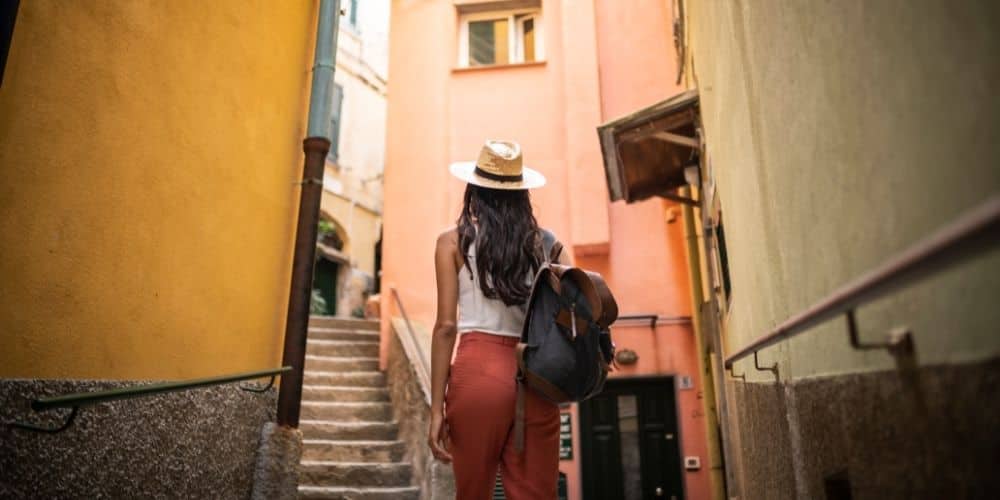 Ragazza zaino viaggio in Italia